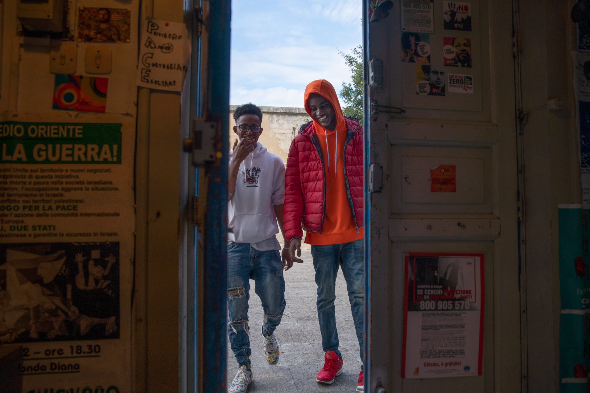 Billo and Fidèle arrive at the ARCI Thomas Sankara offices in Messina. After a nearly three-year journey that took him through Mali, Burkina Faso, Niger, and Libya, Billo was rescued by the Italian Coast Guard on February 4, 2016. Upon arriving in Messina as minors, both Billo and Fidèle were assigned to the same legal tutor, human rights lawyer Carmen Cordaro and quickly developed a friendship. 
