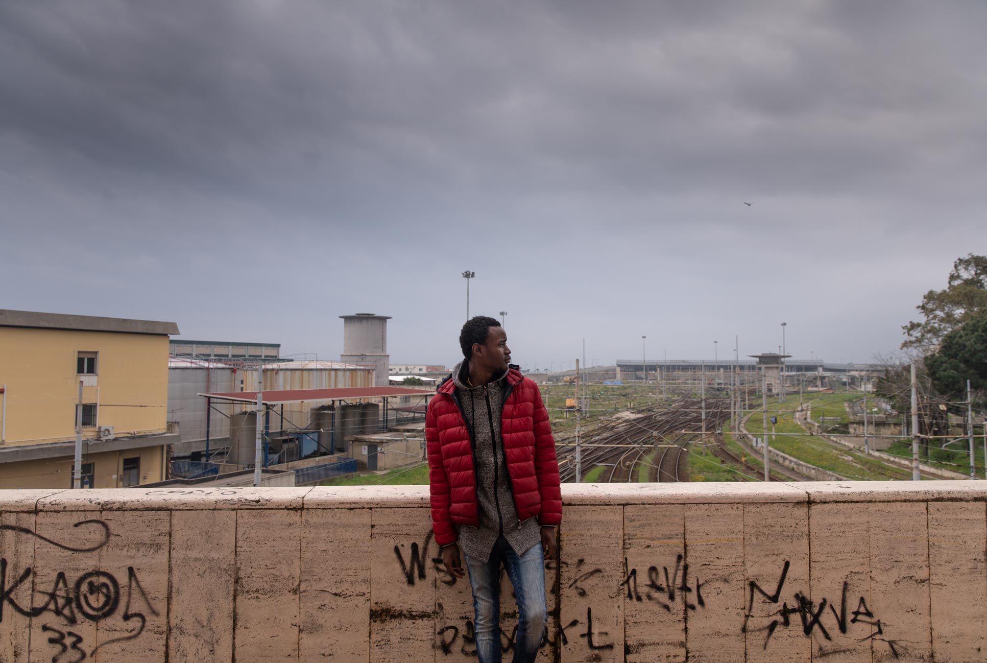 Fidèle overlooks the Messina Central Railway Station, through which countless migrants have passed on their way to continental Europe over the past 20 years. As Sicily’s easternmost port and the location of its most popular ferry to continental Italy, Messina is a point of transit for many migrants looking for better opportunities in elsewhere in the country (Sicily being the poorest region in the country) or in Western Europe.