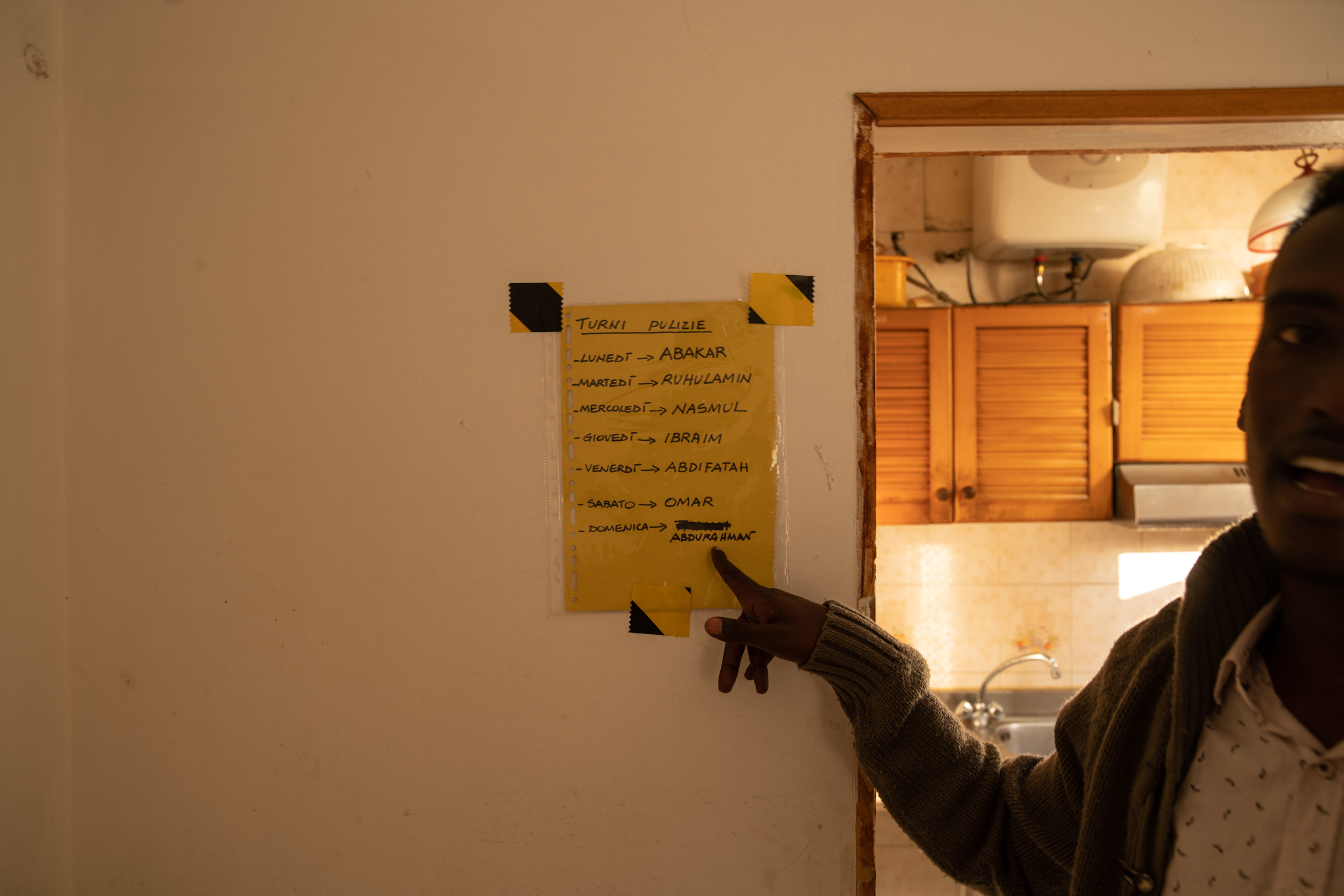 The cleaning schedule at the SPRAR (secondary reception center) where Abdirahman lives alongside six other migrants. Abdirahman cleans on Sundays.<br />
<br />
